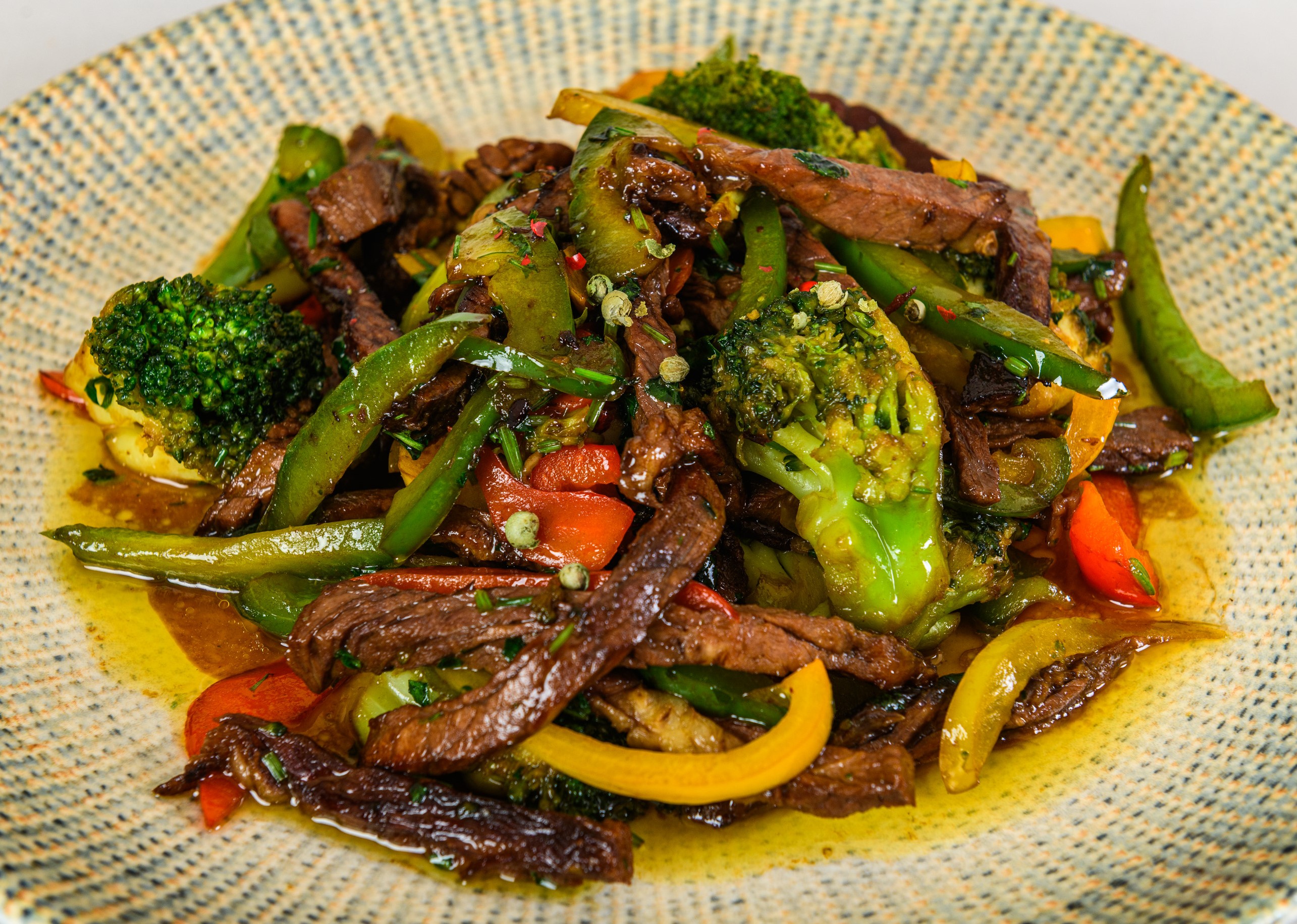 Vita la tigaie cu broccoli, ardei si sos soia